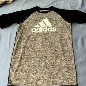 Boys Adidas shirt in grey/black. Size M
